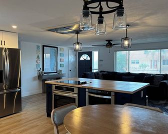 Waterfront home w/ direct Gulf access and lanai-covered heated pool and hot tub! - Hudson - Comedor