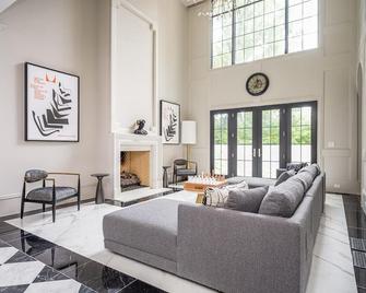Adams Mansion, 10K Sqft, 7BD/7BA, 15min to Airport - Atlanta - Living room
