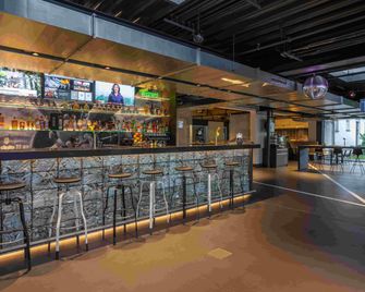 V8 Hotel Köln At Motorworld - קלן - בר