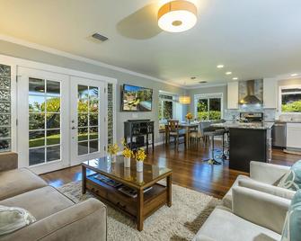 Cloud 9 Beach House - Private Pool, Walk To Beach - Kihei - Olohuone