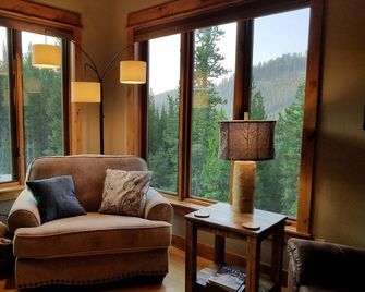 Views of Lone Peak! Great location close to Big Sky Resort! - Big Sky - Obývací pokoj