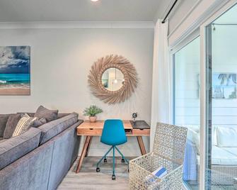 4 Mi to Beach Family-Friendly Hilton Head Retreat - Hilton Head Island - Living room