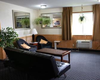 East Grand Inn - East Grand Forks - Living room