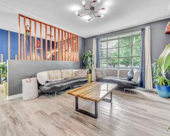 Luxurious Cottage in city - Guelph - Living room