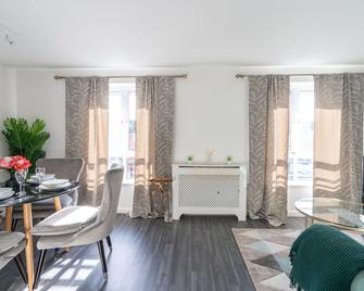 Suites by Rehoboth - Abbey Wood Station - London Zone 4 - London - Dining room