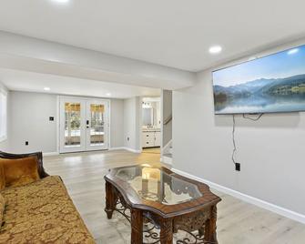 Luxury 3 BR Single Family Home - Half Acre Fenced lot, Backed to woods - Herndon - Living room