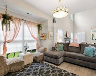 ☆ Hot Tub! Game Space! Fenced In Yard ☆ - Raleigh - Sala de estar