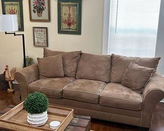 Beautiful home completely remodeled and painted. Fully furnished. . - Bossier City - Living room