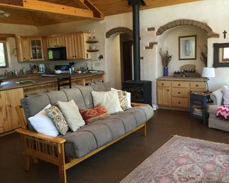La Lomita, Quiet Hide-Away, Big Sky, Northern Nm Food, Spa, Ski, Hike, Raft - Ojo Caliente - Living room