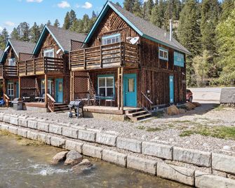 On the River 'River Retreat Southwest Cabin #1' In Town, Remodeled, Pet Friendly - Red River - Building