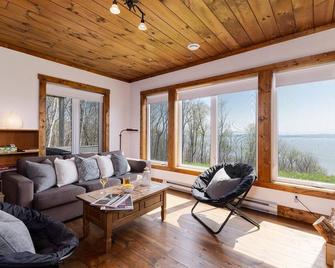 Refuge Nature 4 Saisons 61 B Spa & River Vue - L'Isle-aux-Coudres - Вітальня