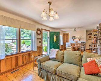 Charming Cottage Less Than 10 Mi to Wineries and Skiing! - Nellysford - Living room