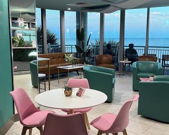 南海灘酒店及套房 - 比勞克斯 - 比洛克西 - 休閒室