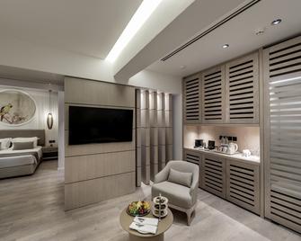 نيسيبلو بيتش ريزورت - آيا نابا - غرفة معيشة