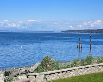 Beachfront Newer Home W/Sunrm Facin Protection Island@ Diamond Point - Sequim