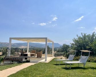 Hotel Essenza Di Mirto - La Caletta - Patio