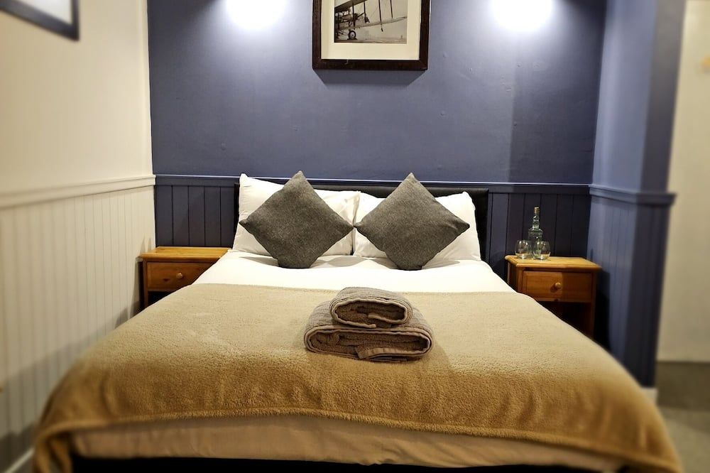 Dog and Partridge Inn - Calne - Bedroom