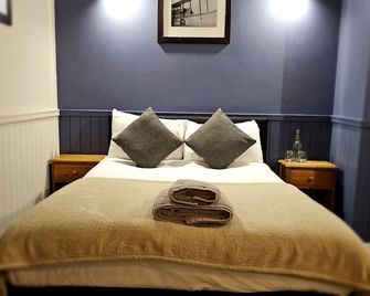 Dog and Partridge Inn - Calne - Bedroom