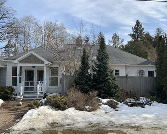 Charming garden cottage downtown Ellison Bay walking distance to lake and shops - Ellison Bay - Edificio