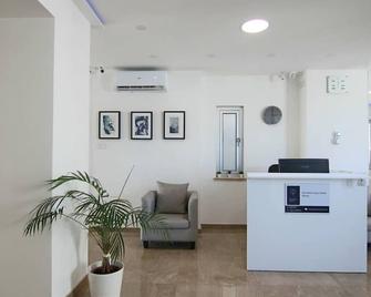 Phaedrus Living: Luxury Suite Nicosia 509 - Nikosia - Rezeption
