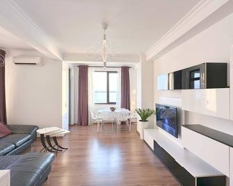 Deluxe Nicolle Solid Residence Mamaia - Mamaia - Living room