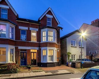 The Richmond Apartments - Richmond - Building