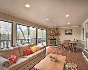 Lakefront Lavonia Cottage w/ 2-Story Dock! - Lavonia - Living room