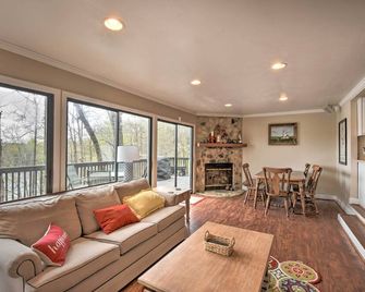 Lakefront Lavonia Cottage w/ 2-Story Dock! - Lavonia - Living room