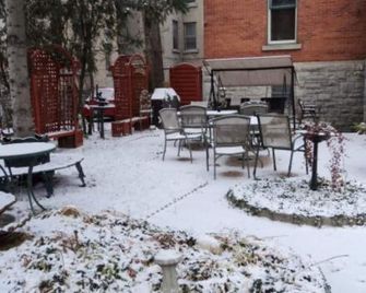 أوبيرج ماكجيز إن - أوتاوا - شرفة مرصوفة