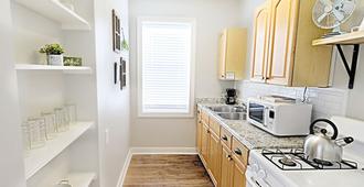 The Urban Farmhaus Shelter In Place Here! - Dallas - Kitchen