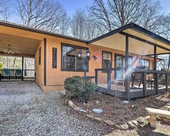 Charming Murphy Escape w/ Fire Pit & Hot Tub! - Murphy