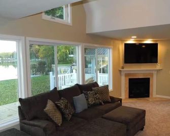 Stunning lake front home & everything is new! Direct access to Nettle Lake! - Montpelier - Living room