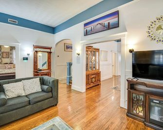 Hampton Sanctuary w/ Fire Pit & Fenced Yard! - Hampton - Living room