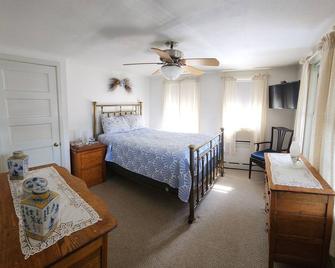 Lakefront property in the heart of Meredith Bay - Meredith - Bedroom