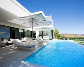 Villa Royale, moderna villa con piscina y vistas al mar - Marbella - Zwembad