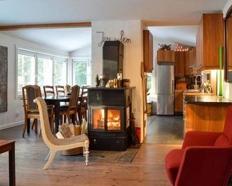 Cozy Home In Strängnäs With Sauna - Strängnäs - Comedor
