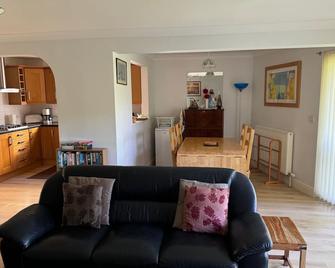 4 Star Luxury Ground Floor apartment, quiet with 2 car covered parking - Watton - Living room