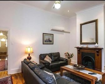 Gordon Street Cottage - Glenelg - Pokój dzienny