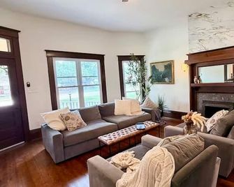 Eldon Layne - Victorian Luxury - Sealy - Living room