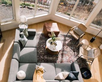 The Wolfe Lake House - Great Wifi by Westport - Westport - Living room