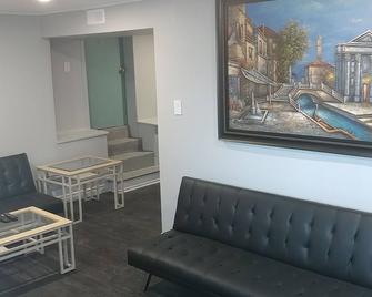 Newmarket Spacious 3 bdrm apt. Two Parking spots - Newmarket