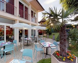 Hôtel de France Contact-Hôtel - Évian-les-Bains - Patio