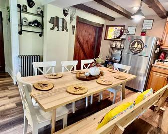 1 minute driving away from casino. pet’s friendly, close to everything - Mt Pocono - Їдальня