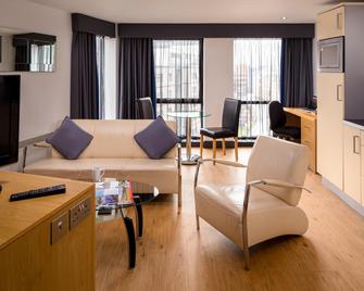 Roomzzz Leeds City West - Leeds - Living room