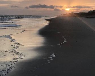 Walk to beach / Cozy 3-Bedroom /Wrap-around deck - Pine Knoll Shores - Plage