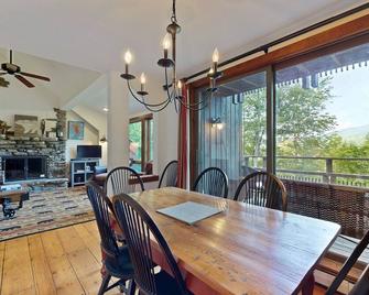 Dog-friendly mountain view home near Okemo & Killington with washer/dryer - Plymouth - Comedor