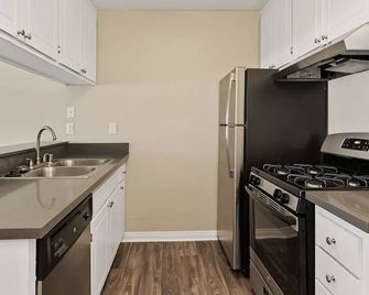Beautiful 1bd/1ba is Available Immediately! This Beautiful Apartment-home - Hacienda Heights - Kitchen
