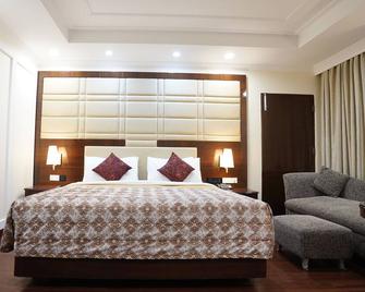 Hotel Samrat, New Delhi - New Delhi - Bedroom