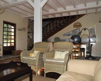 Charming house with garden and close to Ballota beach. - Cudillero - Living room