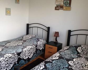 Free Parking. Cozy, Clean & Bright Apartment. - Longueuil - Bedroom